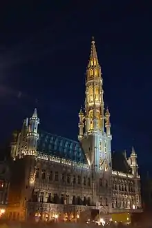 Ayuntamiento de Bruselas con su típico beffroi -torre-.