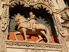 Flanqueada por pináculos, la estatua ecuestre de Luis XII sobre la entrada al château de Blois.