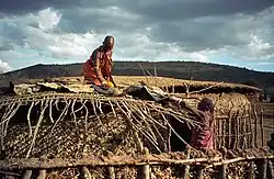 Mujeres masai reparando la vivienda