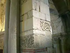 Dos frisos romanos reutilizados en la basílica de Saint-Just en Valcabrère.