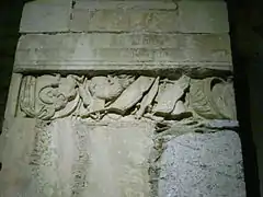 Friso de armas y escudos reutilizados en la basílica de Saint-Just de Valcabrère.