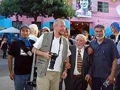 Luis Corvalán al exterior del galpón (2009).