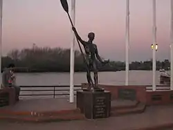 "Monumento al Remero", esquina del Río Tigre con el Río Luján.