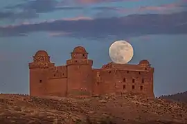 Luna llena sobre el Castillo de La Calahorra