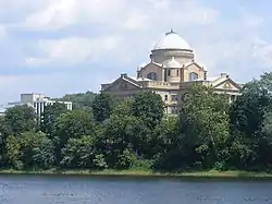 Una imagen que muestra la gran cúpula del palacio de justicia del condado de Luzerne en Wilkes-Barre como se ve desde el otro lado del río Susquehanna