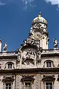 El frontón y el campanario del Ayuntamiento.