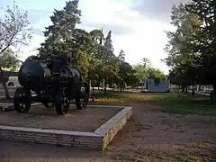 Este antiguo locomóvil se exhibe en una plazoleta situada junto a la terminal de ómnibus. Su potente motor a vapor fue usado para extracción de agua.