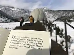 vista del Templo desde escalera de acceso, con cerros nevados, destacando el aspecto devocional