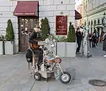 Músico en Bratislava (Eslovaquia) con todo tipo de instrumentos.