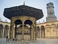 El patio (sahn) de la mezquita y la torre del reloj.