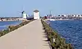 Camino al molino, al fondo edificios en La Manga del Mar Menor.