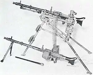 MG 34 montada sobre trípode (arriba) y con bípode (abajo).