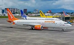 Boeing 737-8 MAX de Sunwing Airlines en la rampa norte