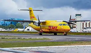 ATR 42-300 de DHL de Guatemala sobre la calle de rodaje