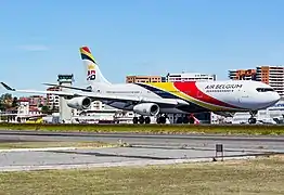 Airbus A330-200 de Air Belgium sobre la pista 02/20