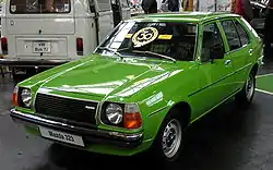 Un automóvil Mazda 323 (Familia Mk. 3/Rotary Coupé en Japón y conocido como GLC en Estados Unidos) en exhibición en un museo de Alemania.