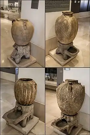 Jarras y soportes de mármol con ornamentación grabada