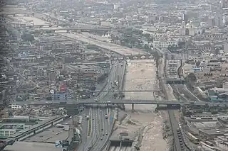 Al lado del río Rímac.