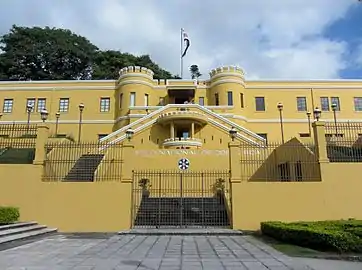 Museo Nacional de Costa Rica. Creado en 1887 durante el gobierno de Bernardo Soto, siendo el más antiguo del país. Desde 1950 ocupa el antiguo Cuartel Bellavista, icónico edificio de 1917 en forma de fortaleza colonial. Cuenta con una gran variedad de colecciones de historia natural, historia patria, arqueología, arte laico, arte religioso, etc. Posee una biblioteca, un mariposario, un herbario, servicios especializados y de investigación.