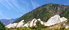 Situado en la carretera 138 y el cruce de la Interestatal 15, las rocas mormones son la evidencia visual de la falla de San Andrés que yace bajo la superficie de California