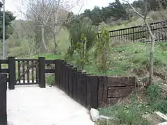 Muro de contención construido con traviesas de tren. Cercedilla. España.