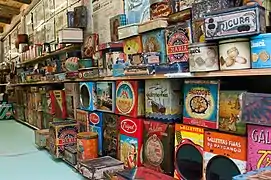 Latas en el Museo de los Recuerdos.