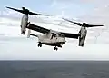 El MV-22 Osprey tiltrotor tiene una alta carga de disco, produciendo vórtices visibles en la punta de las palas.