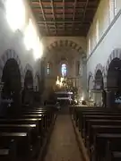 Interior de la iglesia de Santiago el Mayor en Ralingen.