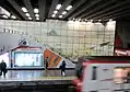 Vista de la estación con uno de los murales de la serie La ciudad, de Enrique Zamudio.