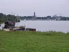 El Mosa en Roermond, sobresaliendo la catedral