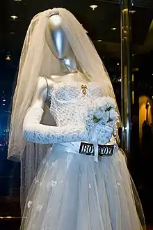 Maniquí con el vestido de la era Like a Virgin (1984). Nótese el cinturón «Boy Toy», palabra pintada por Madonna en paredes en sus primeros años en Nueva York en la década de 1980.