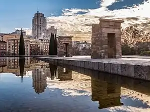 Piscina reflectante del Templo de Debod, Madrid (España).