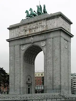 Arco de la Victoria, arquitectos Modesto López Otero y Pascual Bravo Sanfeliú, escultores Moisés de Huerta, Ramón Arregui y José Ortells (entrada de la Ciudad Universitaria de Madrid, 1950-1956).