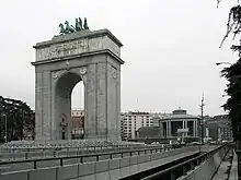 Arco de la Victoria (al fondo, el Templete de los Caídos —Manuel Herrero de Palacios—), Moncloa, Madrid.