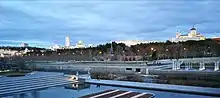 Cornisa de Madrid (la catedral de la Almudena, el Palacio Real y las torres de España y de Madrid situadas en plaza de España) desde el Puente Segovia, Madrid Río