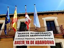 Cartel colocado en Madrona colocado por la asociación de vecinos de la localidad y causante del rechazo de la alcaldesa a dar al pregón de las fiestas patronales locales en agosto de 2022