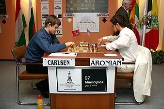 Partida entre Magnus Carlsen y Levon Aronian del Torneo de Linares, 2007.