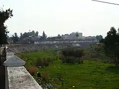 Meandro canalizado del río en Algemesí. Obsérvese el cauce seco a pesar de ser invierno, por el uso exhaustivo que se hace de sus aguas