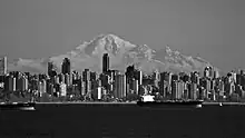  Imagen en blanco y negro del centro de la ciudad de Vancouver, una montaña vista en el fondo.