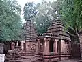Templo de Vishnu con superestructura nagara (izquierda) y un santuario con superestructura de la Kadamba (derecha) en Mahakuta.