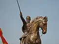 Estatua de Shivaji Maharaj junto al fuerte