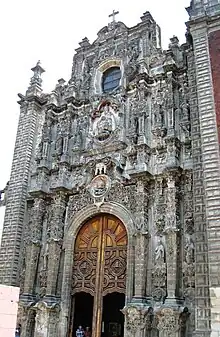 Portada principal de la Iglesia de la Santísima