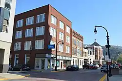 Vista de edificios a lo largo de una calle de Pikeville, Kentucky