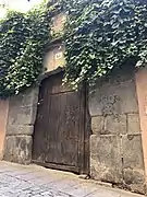Vista de la puerta principal a la calle Escuderos.