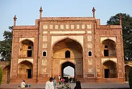 Entrada principal al mausoleo