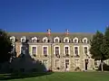 Ayuntamiento, situado en el patio del castillo.