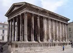 Templo romano en Nimes (llamado la maison carée -"la casa cuadrada"-).