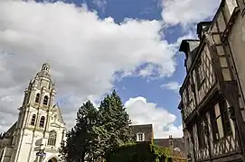 La catedral de San Luis y la Casa del Acróbata.