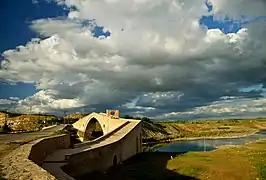 Vista de ambos puentes, el nuevo, de 1955, invadiendo desafortunadamente el antiguo