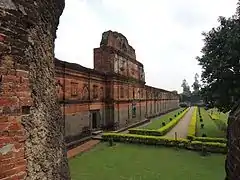 La mezquita Adina, la mezquita más grande de la arquitectura musulmana bengalí